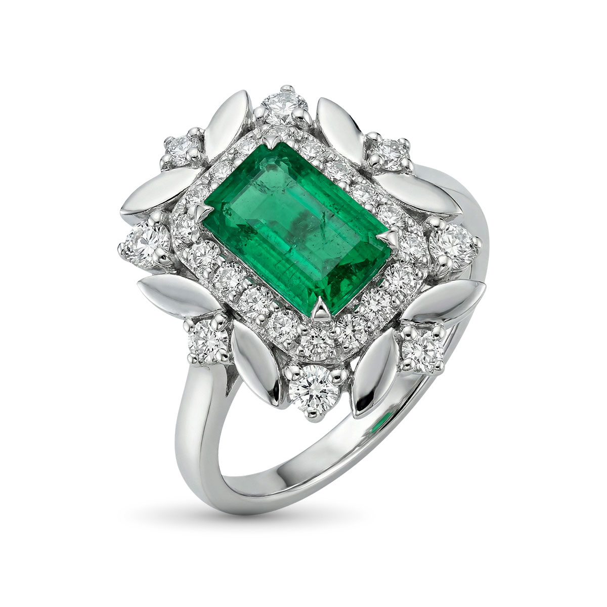 Кольцо из белого золота с изумрудпо и бриллиантами