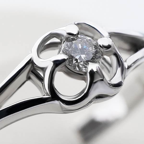 Кольцо из белого золота с бриллиантом