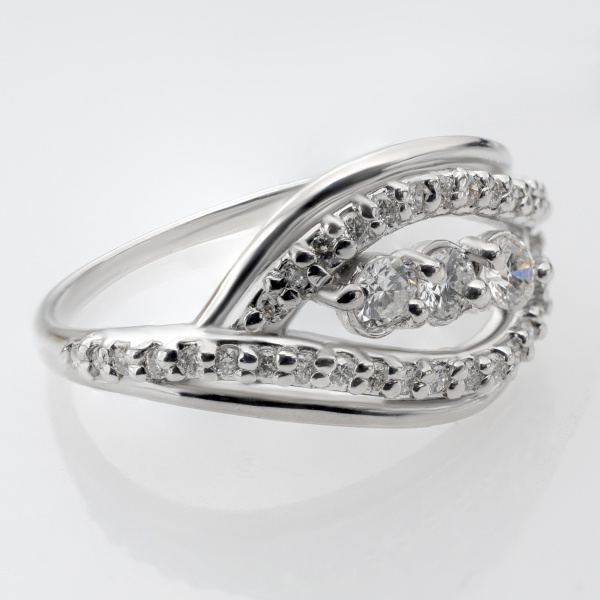 Кольцо из белого золота с бриллиантами