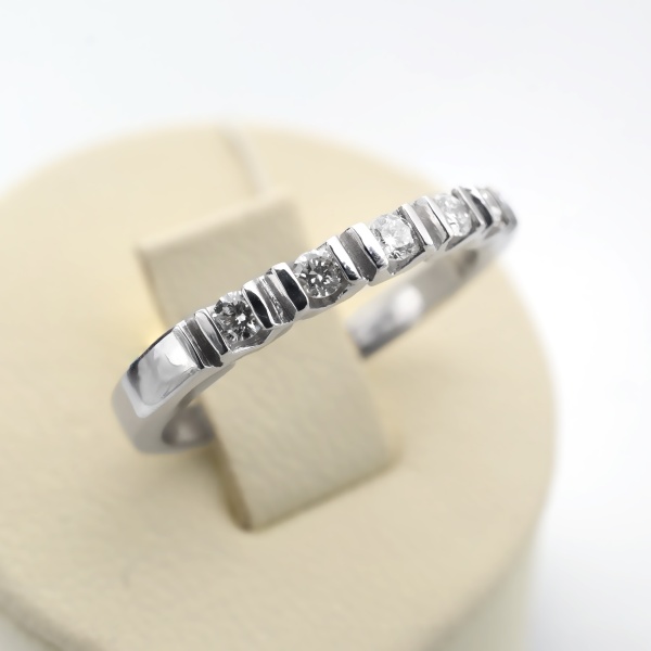 Кольцо из белого золота с бриллиантами