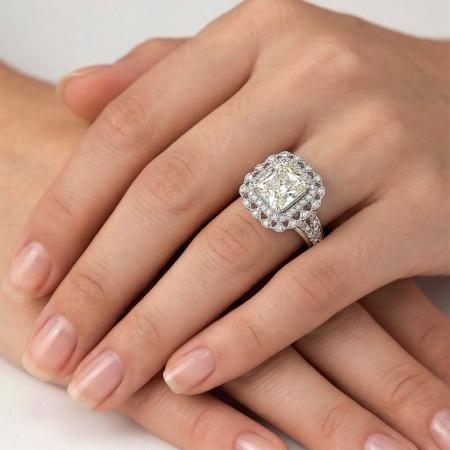 Кольцо из белого золота с бриллиантами