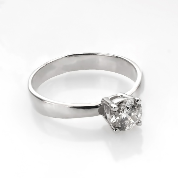 Кольцо из белого золота с бриллиантом