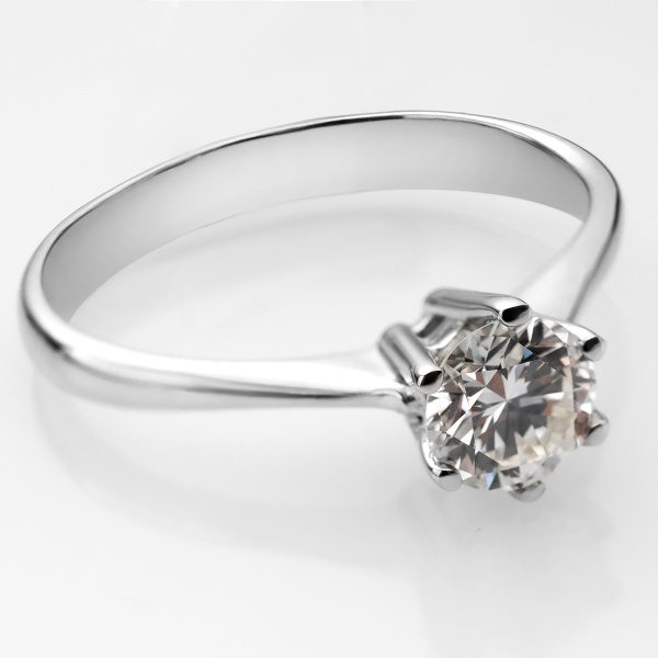 Кольцо из белого золота с бриллиантом