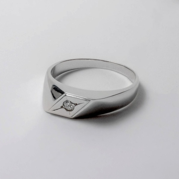Кольцо из белого золота с бриллиантом