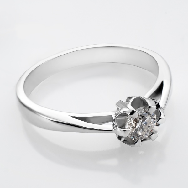 Кольцо из белого золота с бриллиантом