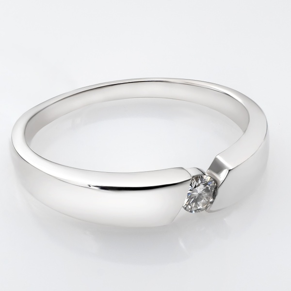 Кольцо из белого золота с бриллиантом