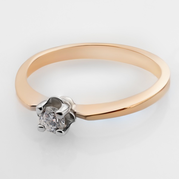 Кольцо из комбинированного золота с бриллиантом