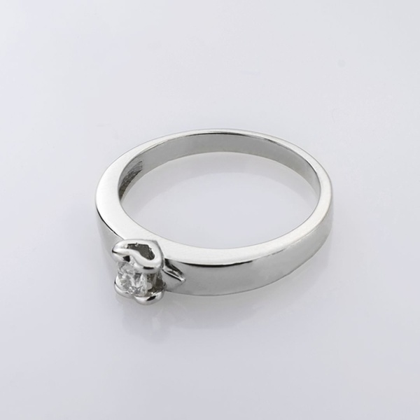 Кольцо из белого золота с бриллиантом