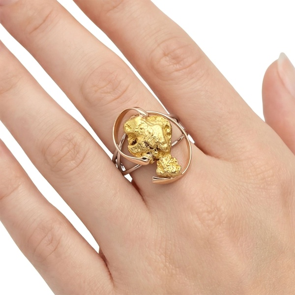 Кольцо из комбинированного золота с самородком