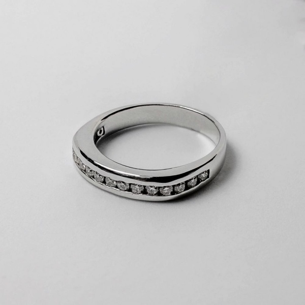 Кольцо из белого золота с бриллиантами