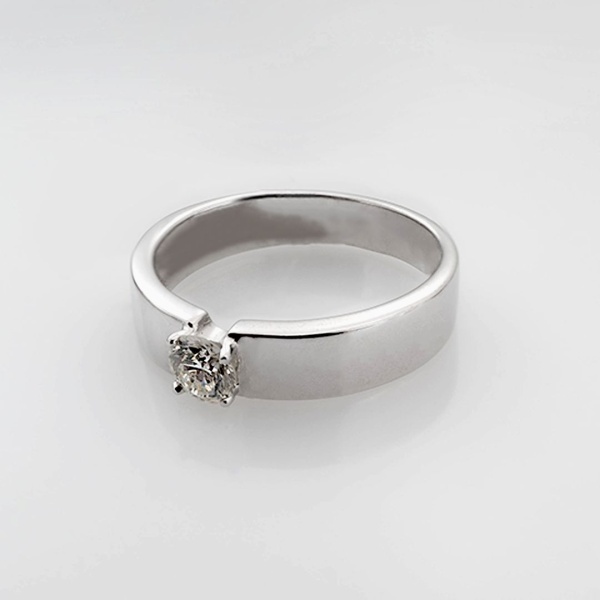 Кольцо из белого золота с бриллиантом