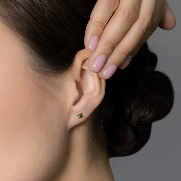 Серьги из красного золота с хромдиопсидом