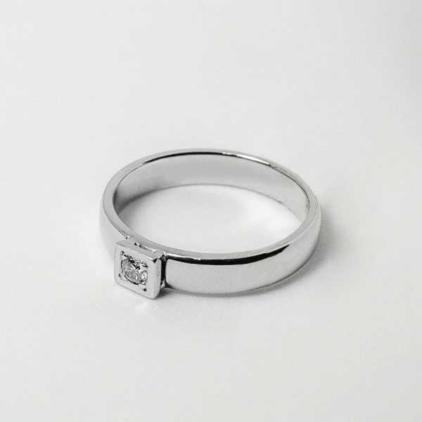 Кольцо из белого золота с бриллиантом