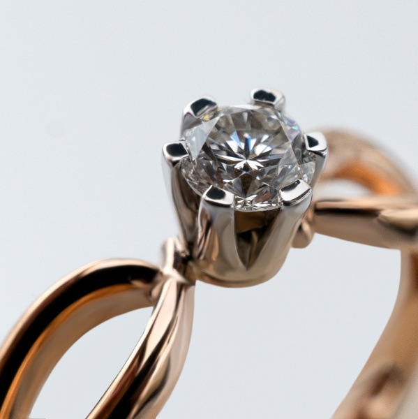 Кольцо из комбинированного золота с бриллиантами