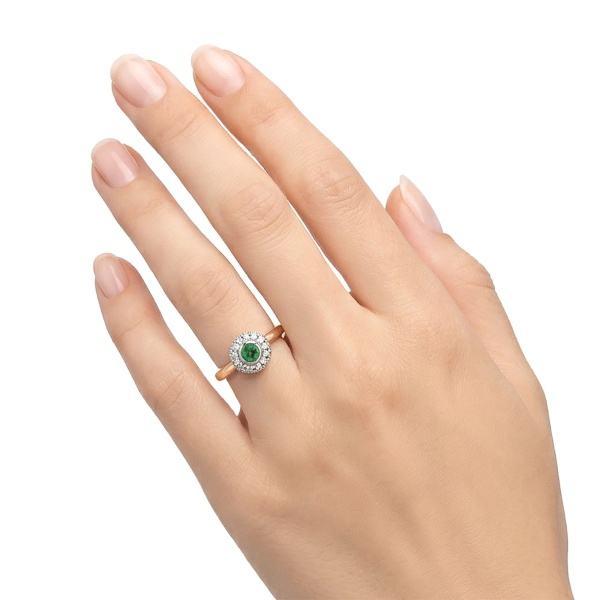 Кольцо из комбинированного золота с изумрудпт и бриллиантами