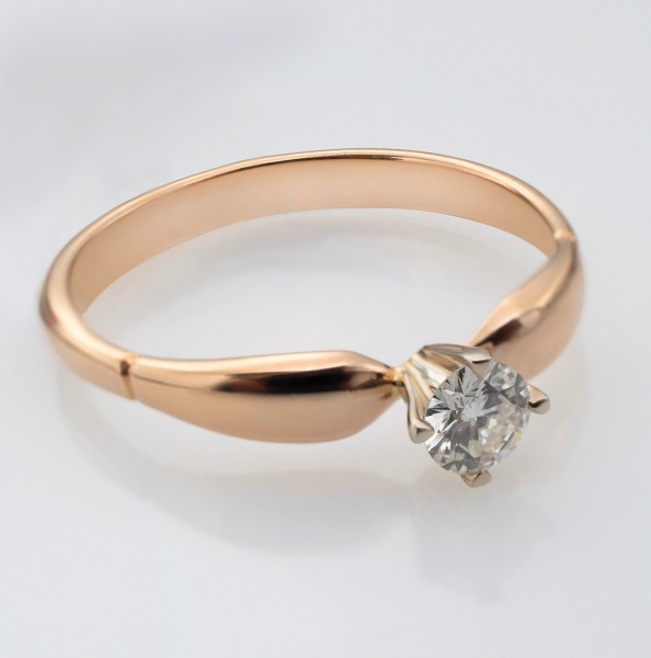 Кольцо из комбинированного золота с бриллиантом