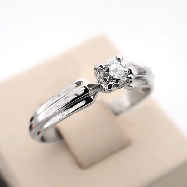 Кольцо из белого золота с бриллиантом