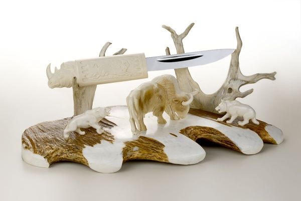 Композиция из бивня мамонта с якутским ножом «Времена бизонов»