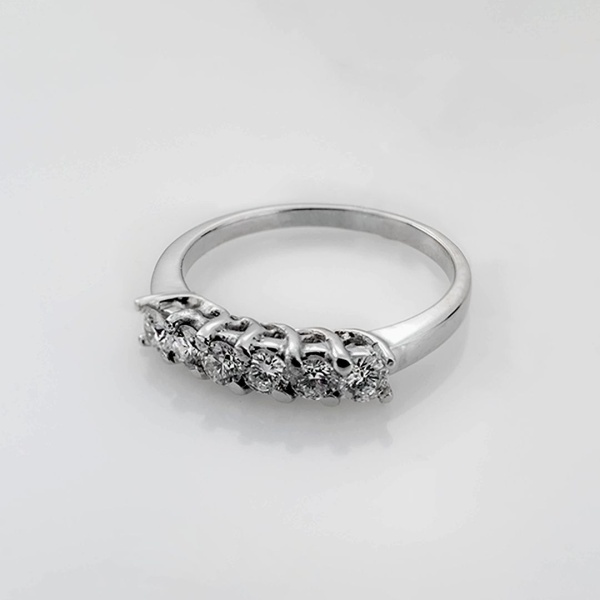 Кольцо из белого золота с бриллиантами