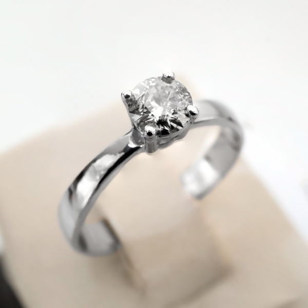 Кольцо из белого золота с бриллиантом