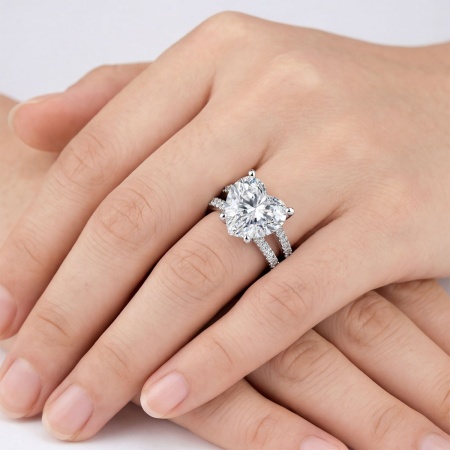 Кольцо из белого золота с бриллиантами