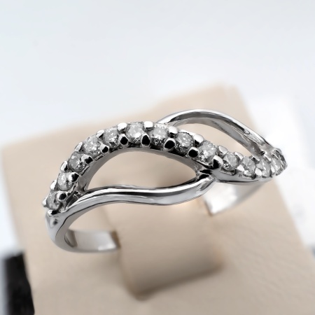 Кольцо из белого золота с бриллиантами