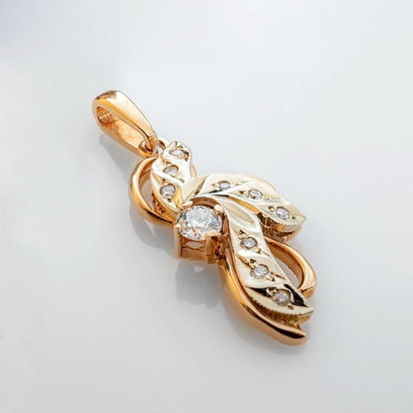 Подвеска из комбинированного золота с бриллиантами
