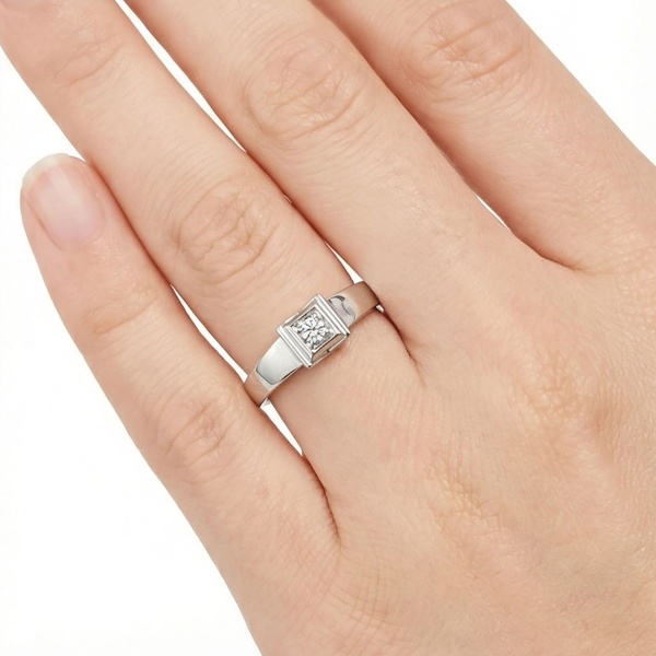 Кольцо из белого золота с бриллиантом