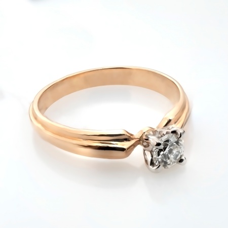 Кольцо из комбинированного золота с бриллиантом