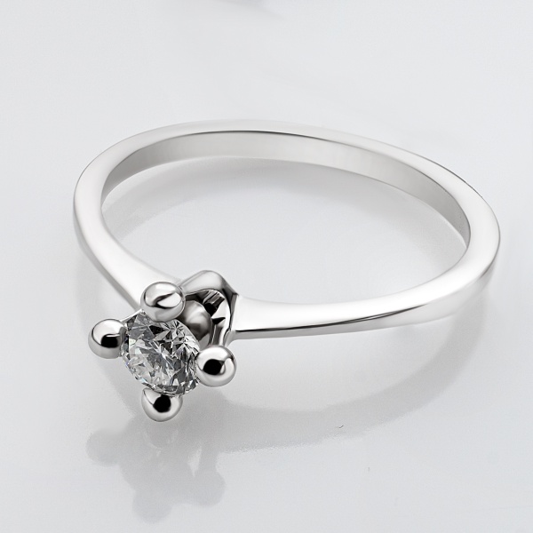 Кольцо из белого золота с бриллиантом