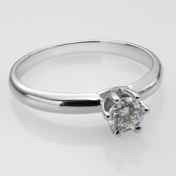 Кольцо из белого золота с бриллиантом