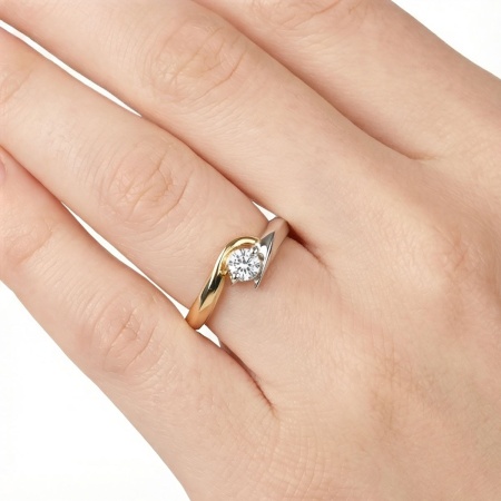 Кольцо из комбинированного золота с бриллиантом