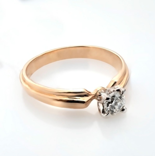 Кольцо из комбинированного золота с бриллиантом