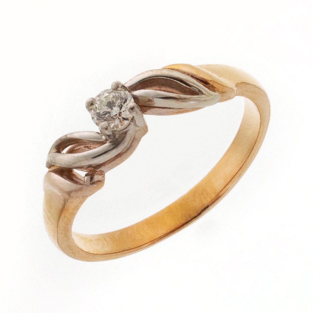 Кольцо из комбинированного золота с бриллиантом