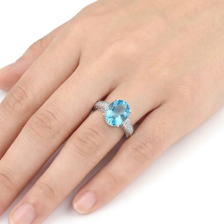 Кольцо из белого золота с топазом и бриллиантами