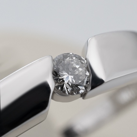 Кольцо из белого золота с бриллиантом