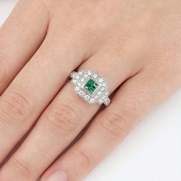 Кольцо из белого золота с изумрудом и бриллиантами