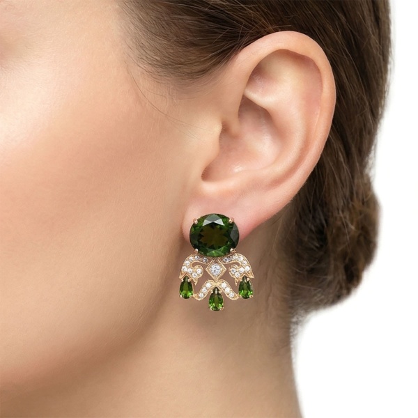 Серьги из желтого золота с хромдиопсидом и бриллиантами