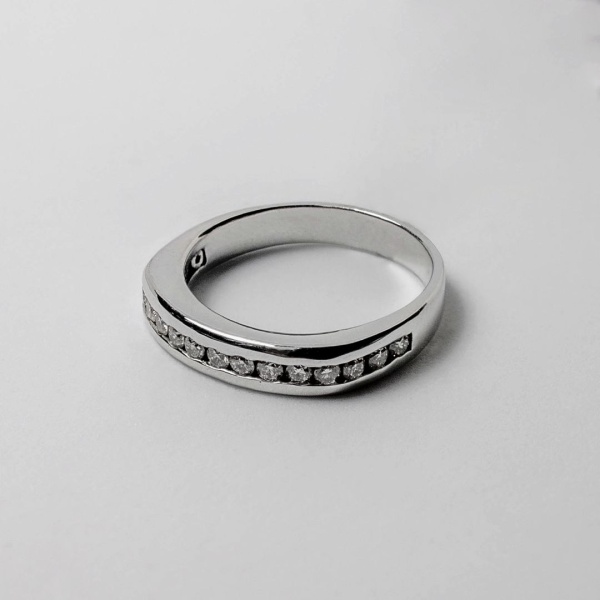 Кольцо из белого золота с бриллиантами