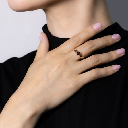 Кольцо из красного золота с гранатом