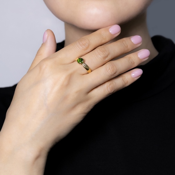 Кольцо из желтого золота с хромдиопсидом