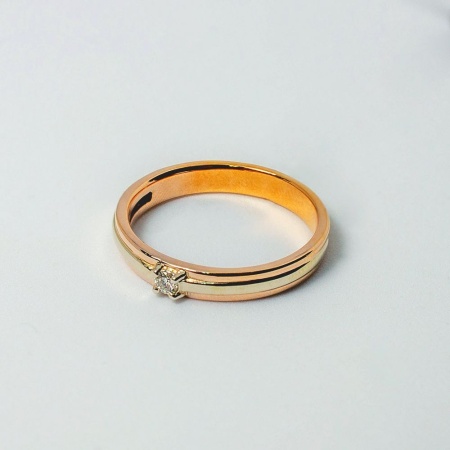 Кольцо из комбинированного золота с бриллиантом