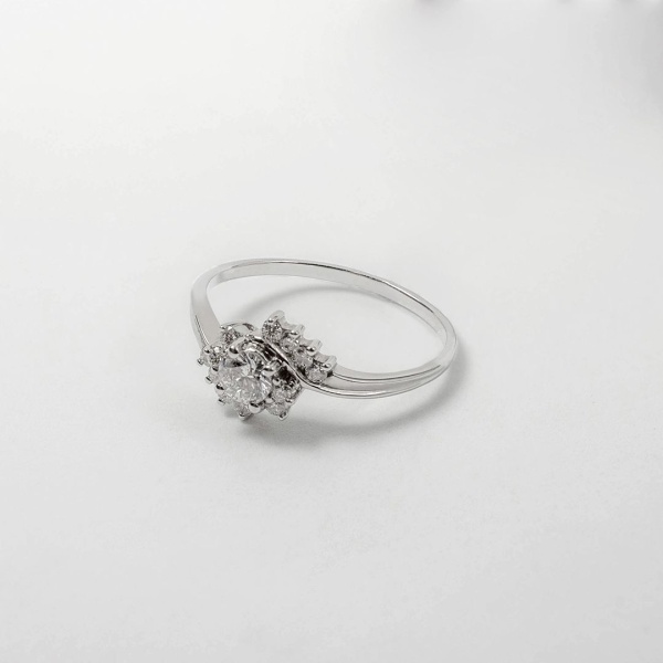 Кольцо из белого золота с бриллиантами