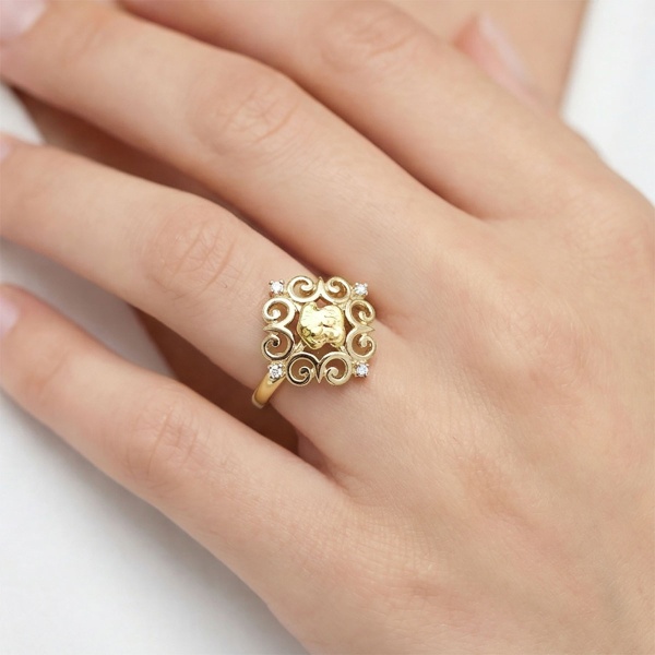 Кольцо из желтого золота с самородком и бриллиантами