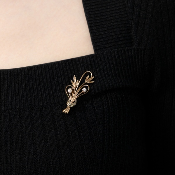 Брошь из комбинированного золота с бриллиантами