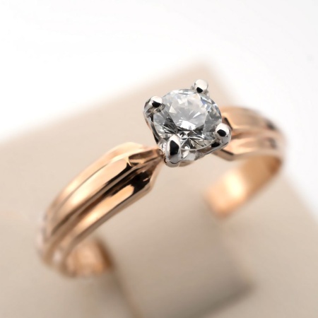 Кольцо из комбинированного золота с бриллиантом