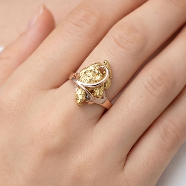 Кольцо из красного золото с самородком