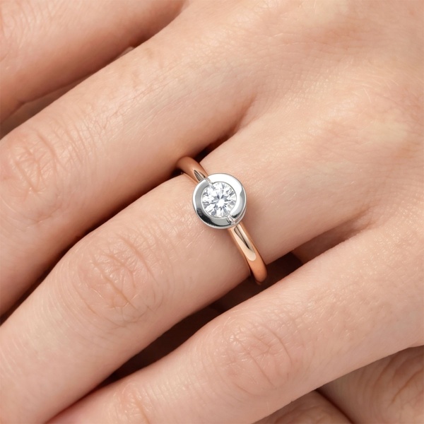 Кольцо из комбинированного золота с бриллиантом