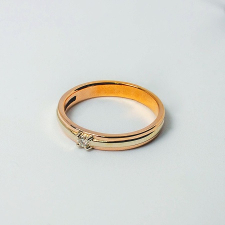 Кольцо из комбинированного золота с бриллиантом