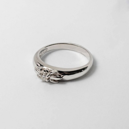 Кольцо из белого золота с бриллиантом